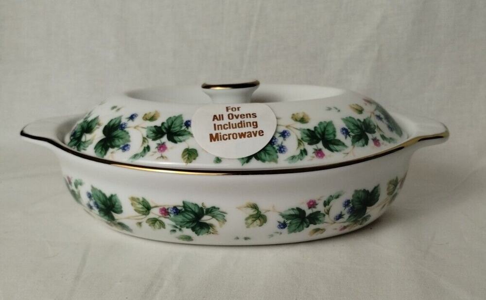 Andrea by Sadek Casserole Dish with Lid - Green Ivy Berries Gold Trim - Vineyard